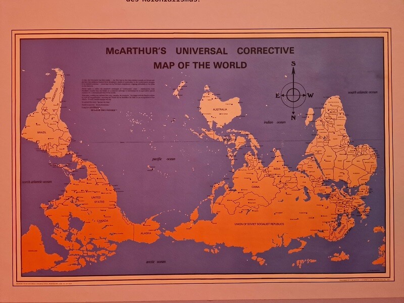 McArthur's Universal Corrective Map of the World. Ausstelllung: "Wer wir sind", Bundeskunsthalle, Bonn, 2023.