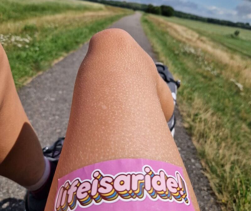 Bein mit Aufkleber Life is a ride, Josi, Ostsee-Radtour.