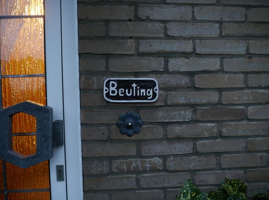 Klingelschild und Haustüre, Beuting, Goethestraße 18